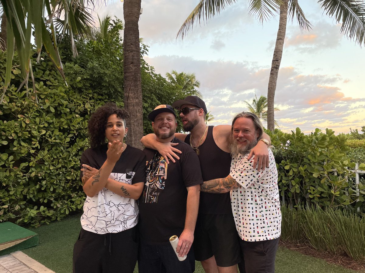 nomadblvd's tweet photo. Having the best time in Miami with @heromachine_eth, @shantell_martin, @GabrielJWeis, @weshenryart and @ooo000ooo! And how good is that merch?! 😍🔥 #nomadblvd #nft #nftartists #miami #artbaselmiami https://t.co/Hj33135wvY