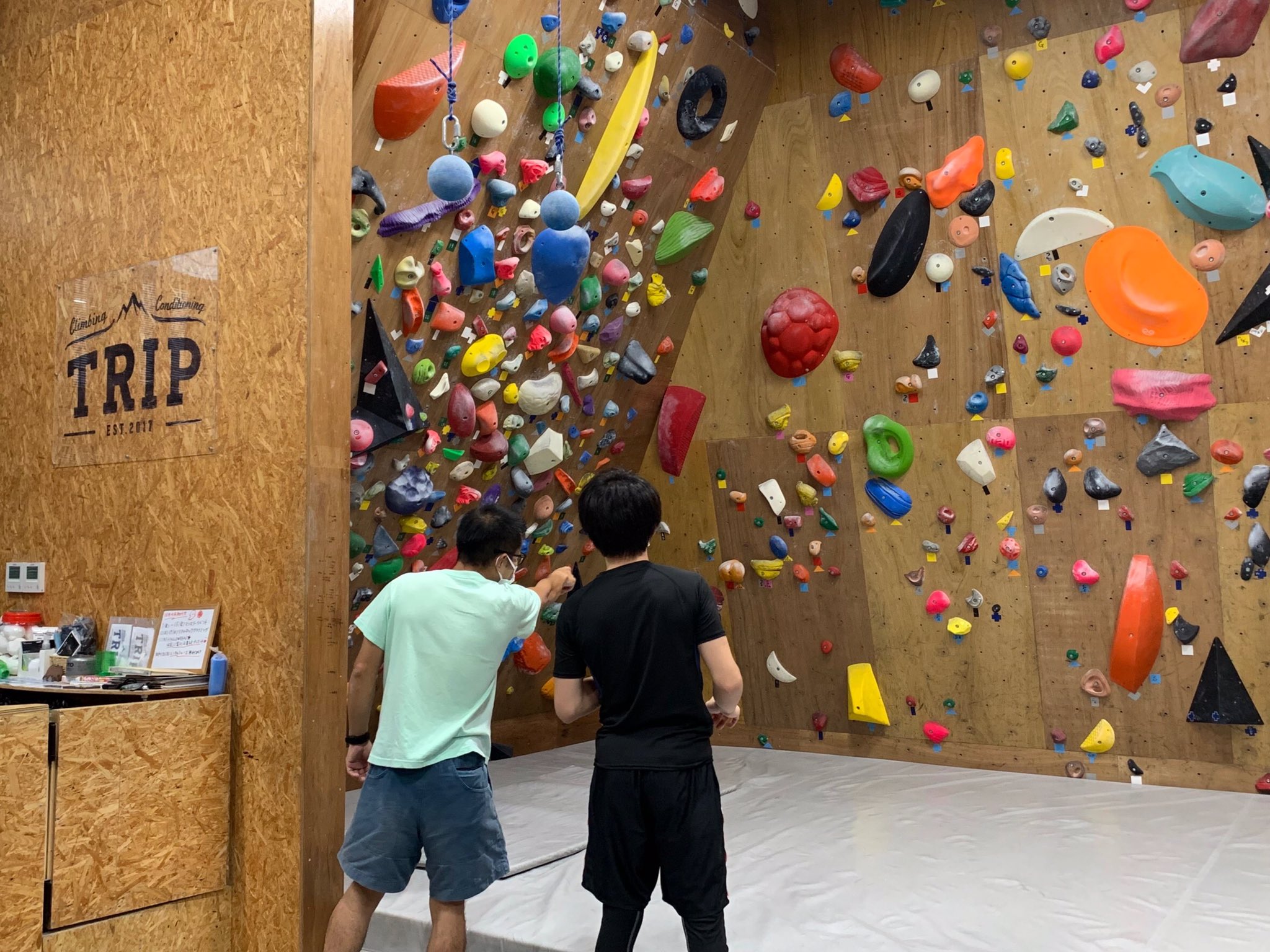 Trip Climbing よいお天気ですね 楽しくカラダを動かしませんか ボルダリング初心者向けの講習付きプラン 初tripセット は随時開催中 レンタルシューズ5回無料チケットをプレゼント中 お気軽にご来店下さい ご来店の際は 新型コロナウイルス