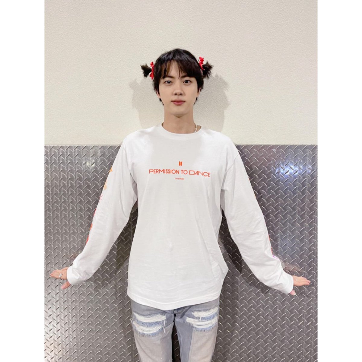 ipotV30's tweet photo. Seok jin oppa Happy Birthday 🎂🎉💜💜💜 https://t.co/TFuuFIQ5xR
