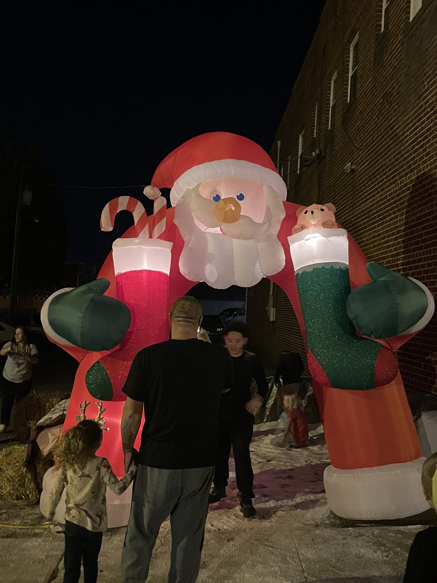 DogPatchNomad's tweet photo. From wagon rides to homemade s’mores, #Mayodan had a great #ChristmasStroll tonight. They lit the tree, local musicians played Christmas carols & the town set up a snowpit, where kids could play in artificial snow. Plus downtown stores stayed open late & decorated their windows. https://t.co/ZRe0USCfbT
