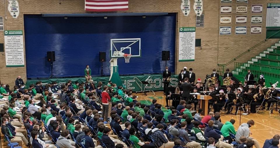 ShayBoyle_NDCP's tweet photo. Annual @ndresband Christmas Concert!  Amazing energy in the Don Dome!  The Band crushed it as always!  Festive sweaters, crowd participation, and a fun Friday! Love this school! 💚💙🙌 #GreenBlooded #ChristmasCheer #WeAreND #GuestConductor https://t.co/F3kZ2WNn1T