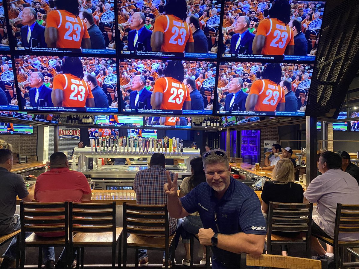 GoUTRGV's tweet photo. Catch tonight’s @UTRGVmbb vs. @TexasMBB game at @walk_ons in Edinburg! ✌️ Second half just got underway. Let’s go Vaqueros!!! #RallyTheValley #UTRGV #WAChoops https://t.co/UhaNHx1qNx