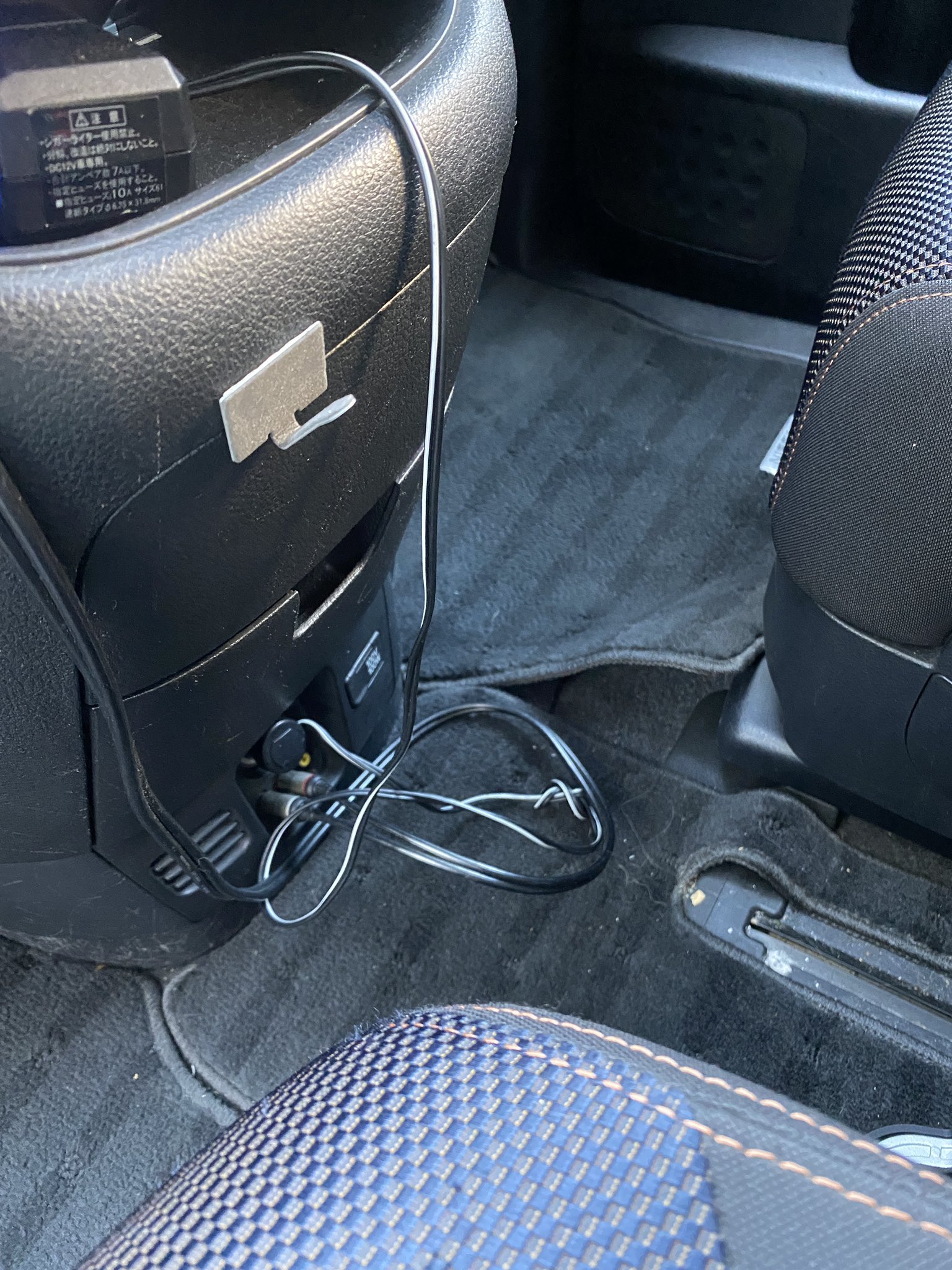 まっつん フック大好きなので 車の座席とかに荷物掛けたり ゴミ袋掛けるフックつけた ただいまー T Co Ol9rpgeg5r Twitter