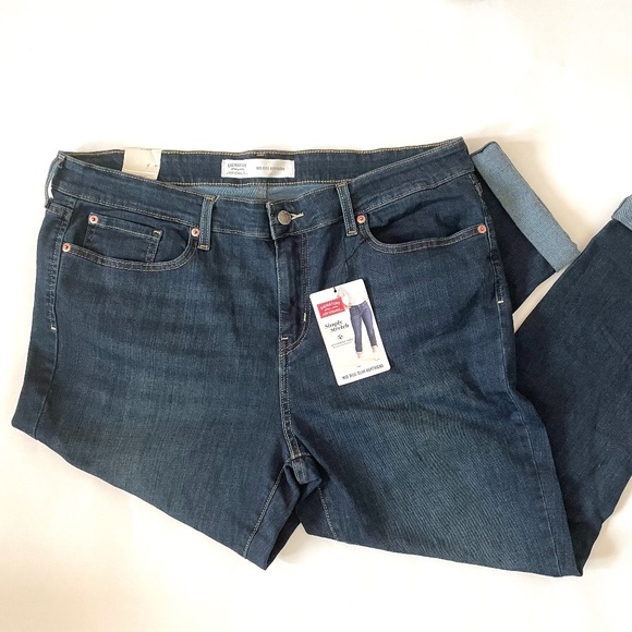 nlb81668's tweet photo. So good I had to share! Check out all the items I'm loving on @Poshmarkapp #poshmark #fashion #style #shopmycloset #signaturebylevistrauss #7forallmankind #americaneagleoutfitters: https://t.co/lDG3ob5l36 https://t.co/ZFyWgXmNLm