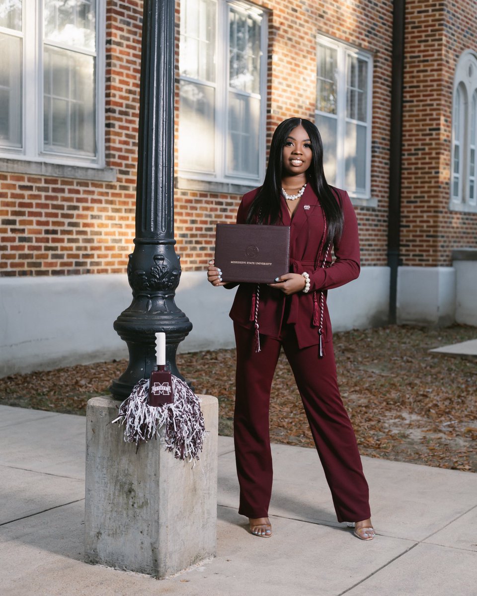 DeeSimonee_'s tweet image. In just 7 days, I will be a 2x graduate of Mississippi State University earning my Masters of Public Policy and Administration 🥳👩🏽‍🎓.• #blackgrad #masteredit #proudblackwoman #hailstate
