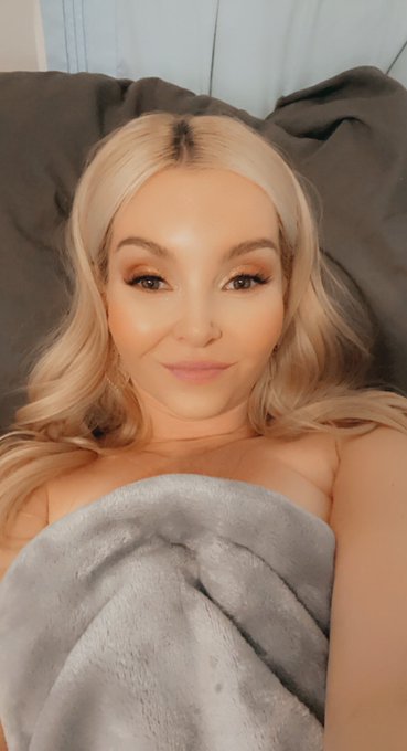 1 pic. Laying in bed, messaging w my lovely members! Where are youuu? https://t.co/Ko0PBrPKvL