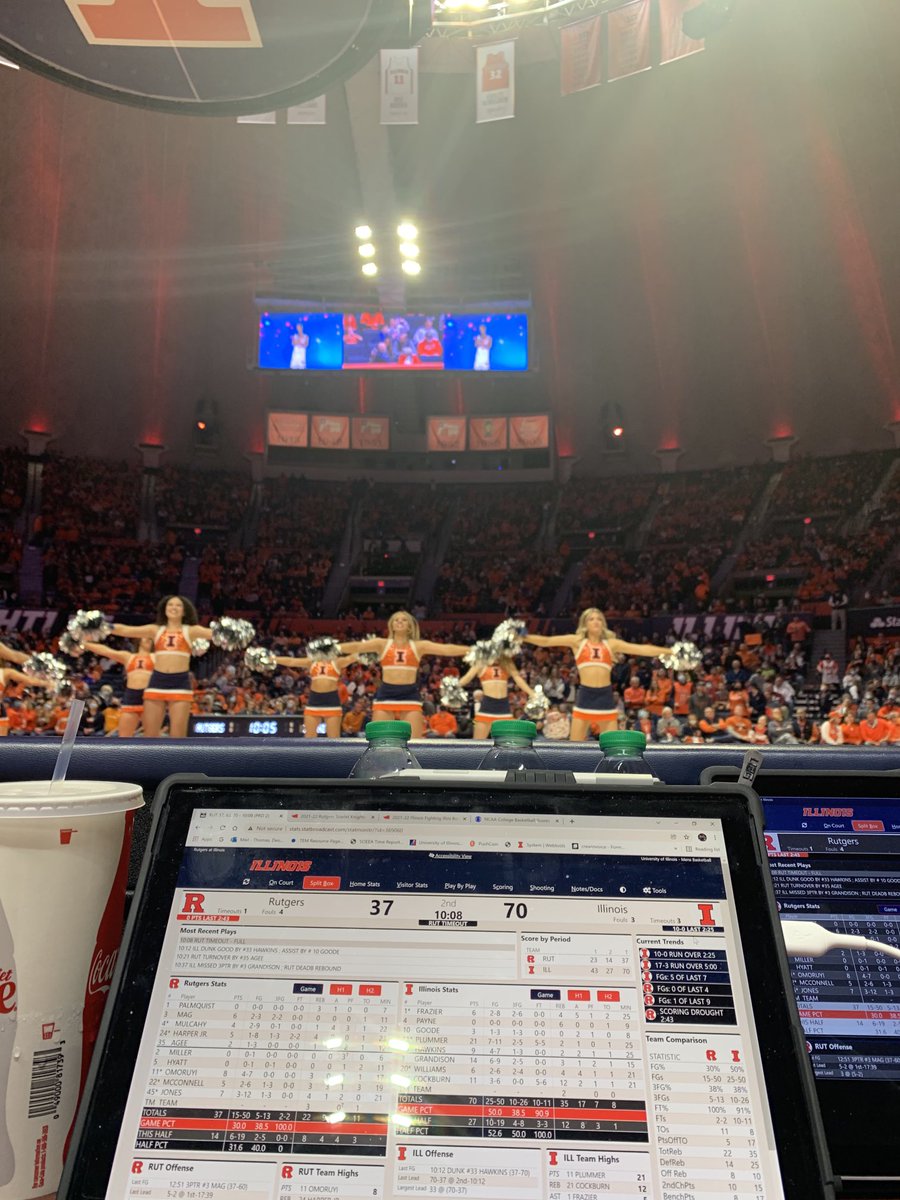 The ⁦<a href="/UofI_Illinettes/">IllinettesDanceTeam</a>⁩ dancing on the floor and the players dancing on the video board while blowing out #Rutgers in SFC. Pour it on boys!