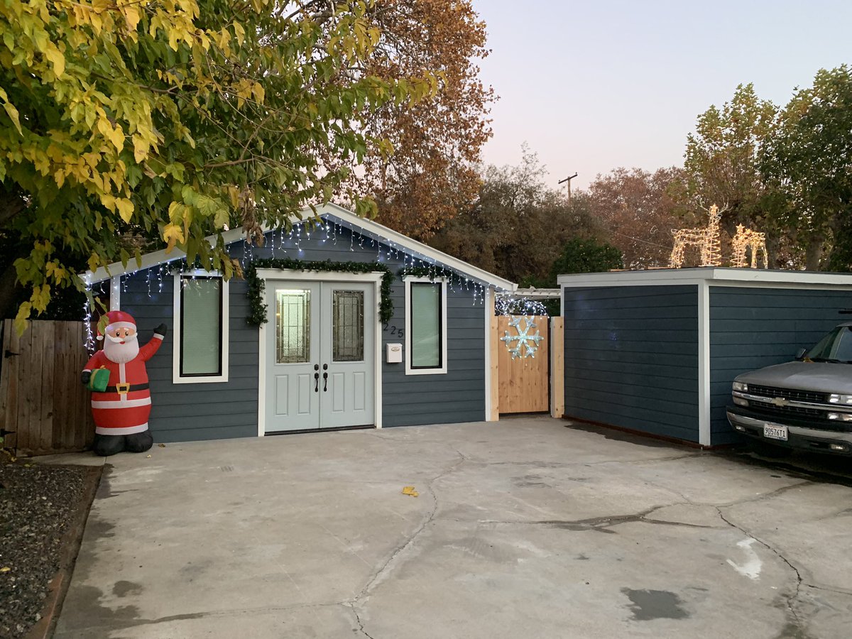 Stones_McCoy's tweet photo. 9 days ago I finished the construction on the front of the house. Today, the front is officially done! Now time to go inside! #ContractorStones #NotReally #ElectricalInsulationSheetrockandFlooringStillToDo #TimeToGoBackToWork https://t.co/yUUVOWYwmN