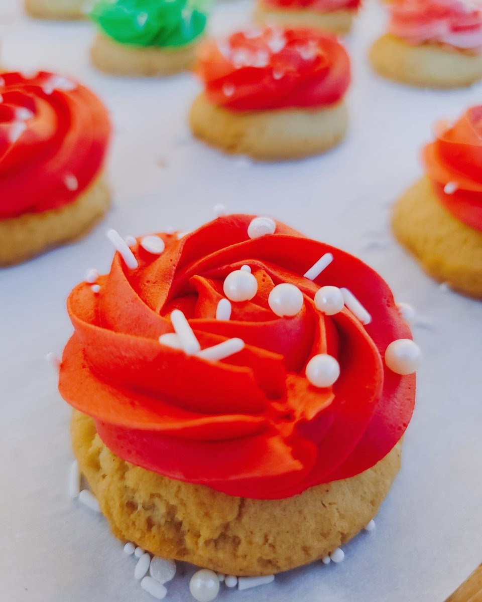 FunshineBakery's tweet photo. It’s beginning to look a lot like…💚❤️
.
.
.
.
.
#sugarcookiesofinstagram #sugarcookie #vegancookies #glutenfreecookies #buttercreamfrosting #eggfree #dairyfreelife #treenutfree #veganbakery #glutenfreebaking #christmascookies #azvegan #glutenfreeaz https://t.co/GeLs4UenXu