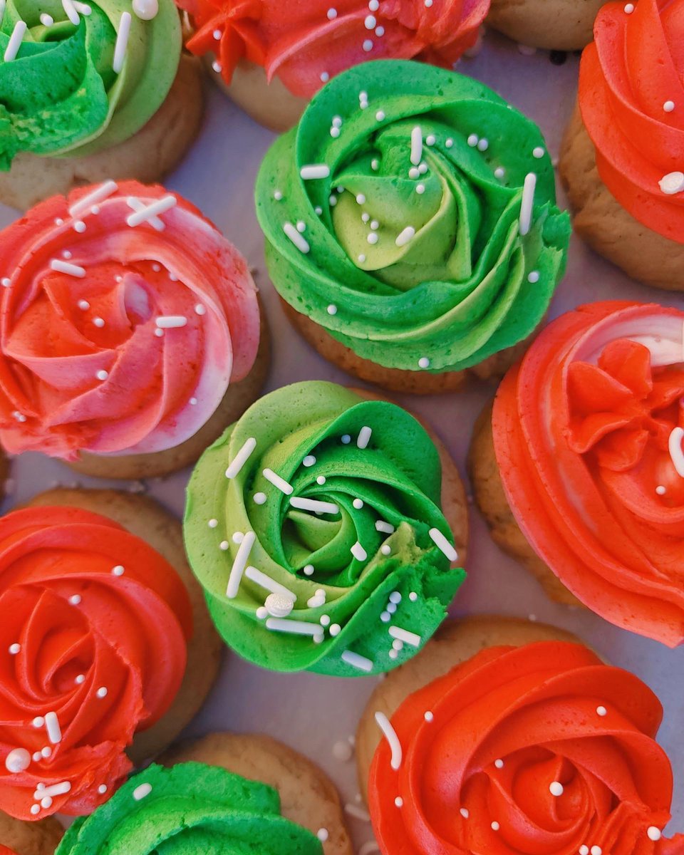 FunshineBakery's tweet photo. It’s beginning to look a lot like…💚❤️
.
.
.
.
.
#sugarcookiesofinstagram #sugarcookie #vegancookies #glutenfreecookies #buttercreamfrosting #eggfree #dairyfreelife #treenutfree #veganbakery #glutenfreebaking #christmascookies #azvegan #glutenfreeaz https://t.co/GeLs4UenXu