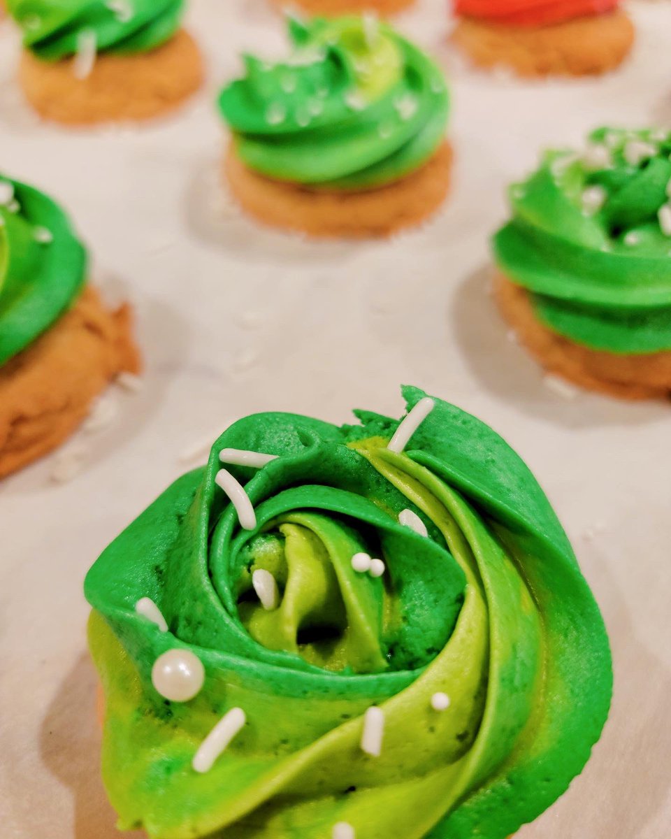 FunshineBakery's tweet photo. It’s beginning to look a lot like…💚❤️
.
.
.
.
.
#sugarcookiesofinstagram #sugarcookie #vegancookies #glutenfreecookies #buttercreamfrosting #eggfree #dairyfreelife #treenutfree #veganbakery #glutenfreebaking #christmascookies #azvegan #glutenfreeaz https://t.co/GeLs4UenXu