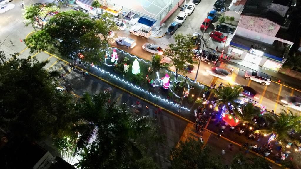 AytoCancun's tweet photo. 🎉 Encendido Villa Navideña 🎄
Ven y disfruta con tu familia las diferentes actividades que tenemos para ti. 👨👩👧👦
📍Av. Industrial #SM95
#TierraDeEsperanza https://t.co/8ZO53hNN87