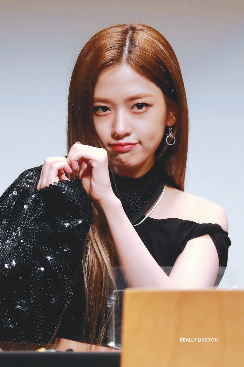 likeyu901's tweet photo. 211203 팬싸인회

#IVE #아이브 #YUJIN #유진 #ANYUJIN #안유진 https://t.co/UEh8kY5nu0