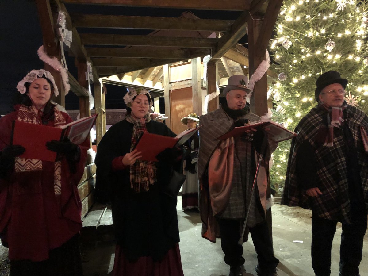 SylviaJonesMPP's tweet photo. @downtownBolton &amp; @BoltonBIA celebrated an olde tyme Christmas tonight with the lighting of the Christmas tree, a vendors market &amp; a visit from Santa Claus. Merry Christmas and Happy Hanukkah! #shoplocalcaledon https://t.co/l8c09Mi68T