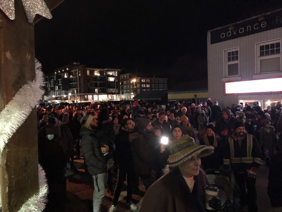 SylviaJonesMPP's tweet photo. @downtownBolton &amp; @BoltonBIA celebrated an olde tyme Christmas tonight with the lighting of the Christmas tree, a vendors market &amp; a visit from Santa Claus. Merry Christmas and Happy Hanukkah! #shoplocalcaledon https://t.co/l8c09Mi68T