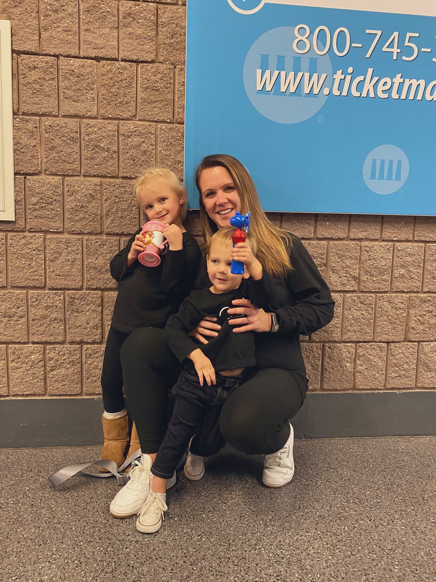 reneeweddle's tweet photo. Disney on ice ✨ https://t.co/wn9Sl7BdcG