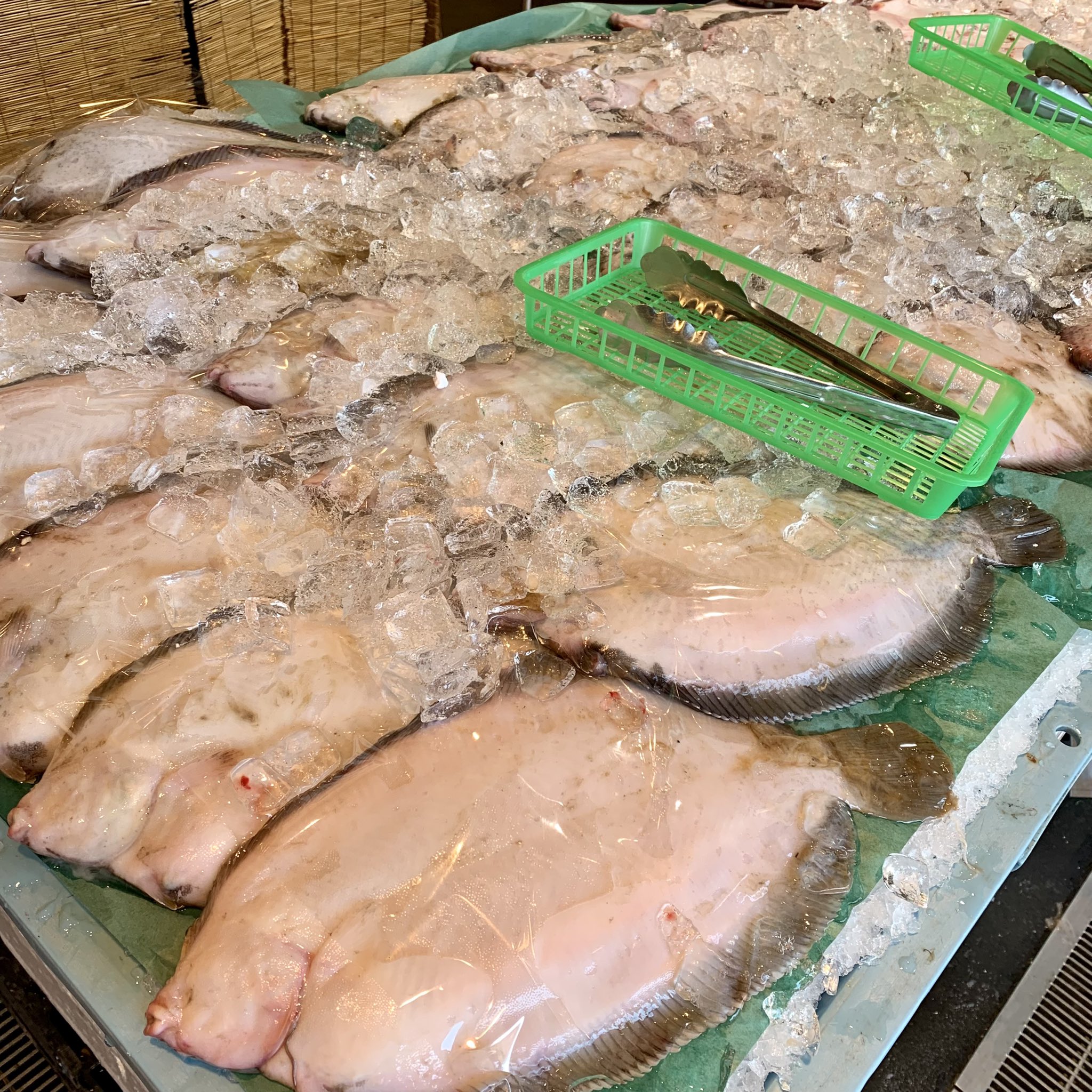 大川魚店 12 4 冬魚のご案内 本日 冬に美味しい煮魚 地魚を豊富に取り揃えております 北海道産子持ちなめた キンキ 福島の真さば ほうぼうなどなど 全国配送も承っております この週末も大川魚店をよろしくお願いいたします 大川魚店 なめたが