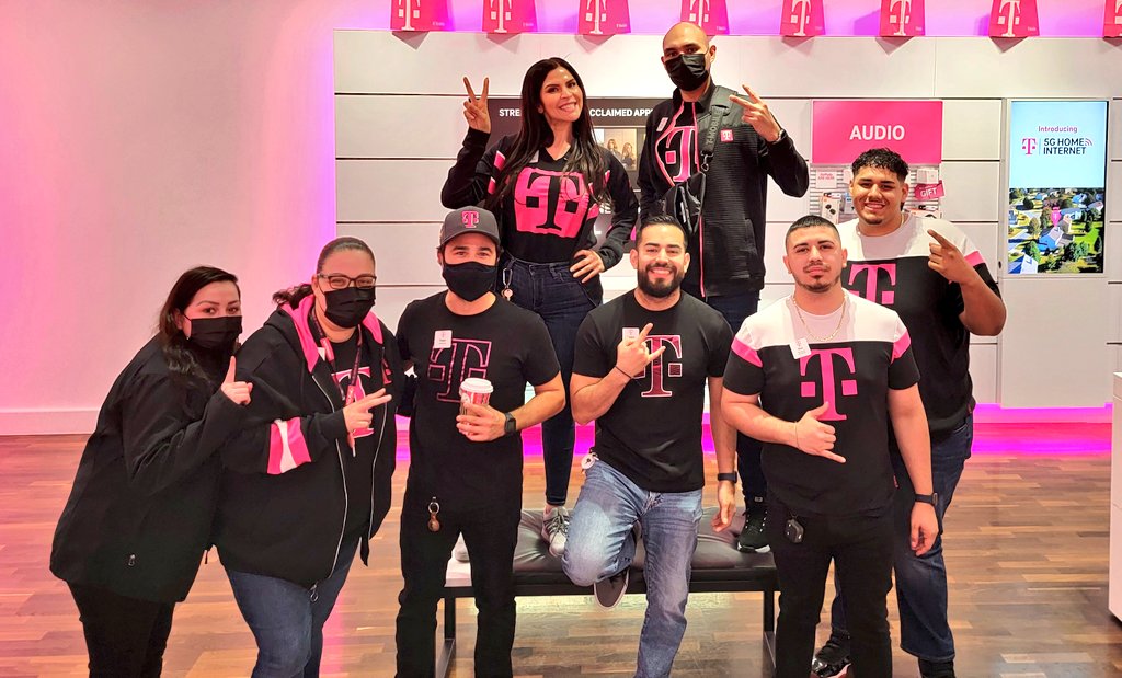 evamcgoldrick's tweet photo. What's the best month to work at a MALL? 😁 Yes! December! 🎉Best month, WOWZER Team, magnetized spirit, im ready for the holidays 🎅⛄️🎄 #TeamMagenta #TXDNA @HenryPerezTMo @DrewAmbriz @lindalin26 https://t.co/lmrY44HGNM