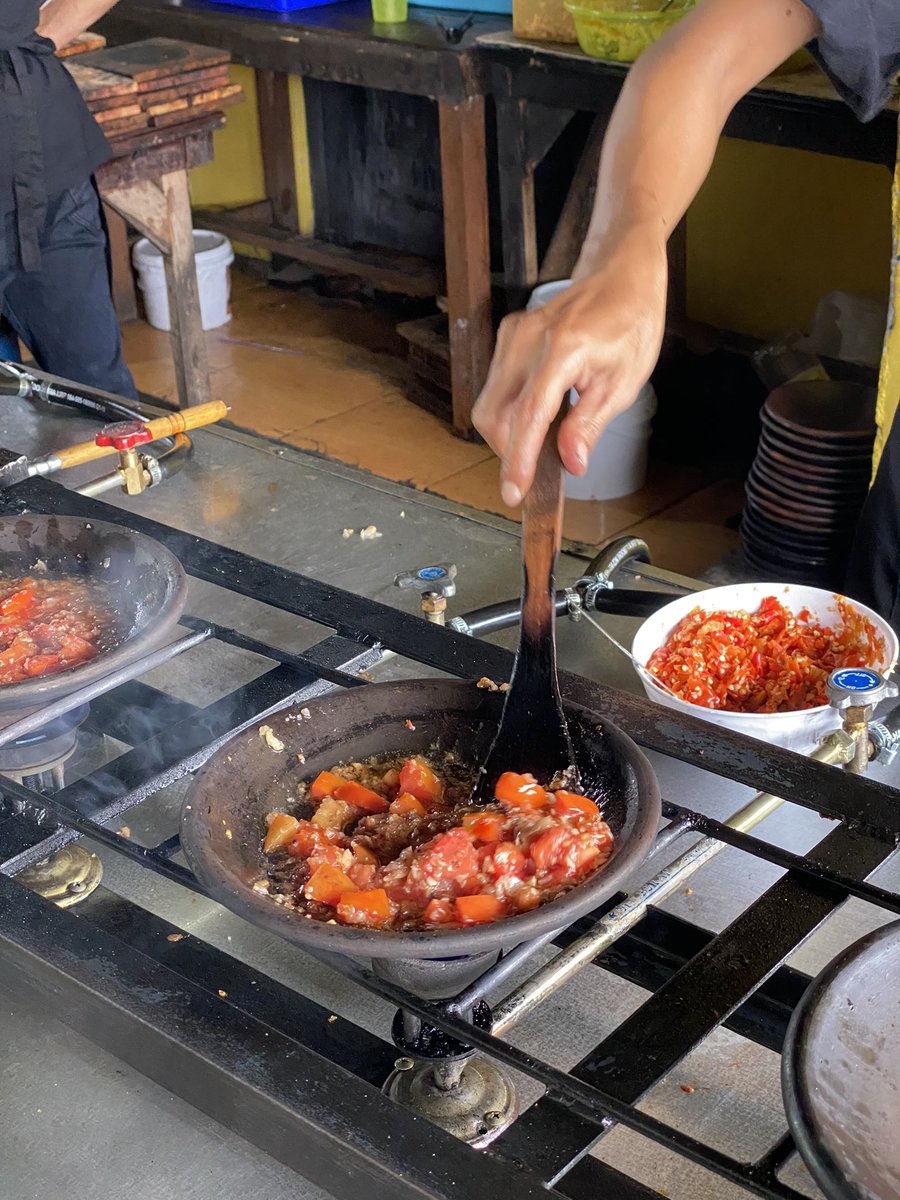 javafoodie_'s tweet image. Sesuai janji aku share, kemarin siang makan di warung Sambal Gami Bu Sumar yang buka dibekasnya Sowak Concat (RIP 😢)

Ini sambel dari bontang yg cara buatnya dimasak di atas cobek panas dari awal ampe akhir, pake terasi bontang sm tomat yg berlimpah.

Laukny dr lele,jeroan, ayam