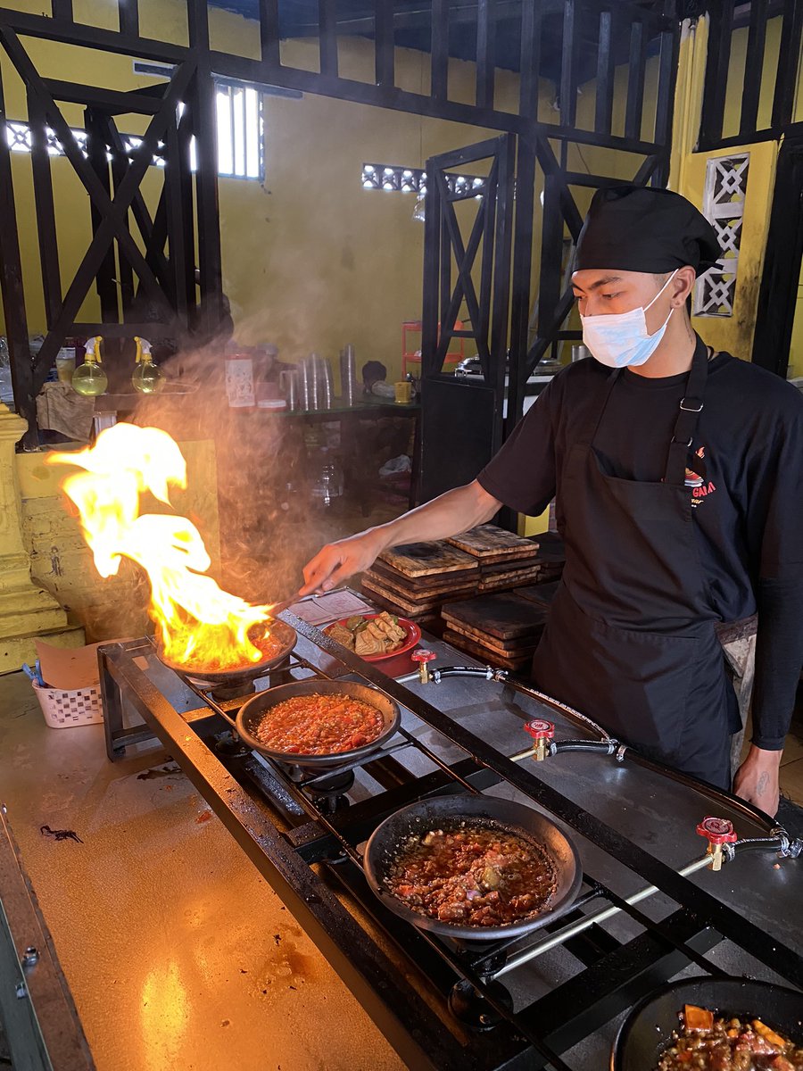 javafoodie_'s tweet image. Sesuai janji aku share, kemarin siang makan di warung Sambal Gami Bu Sumar yang buka dibekasnya Sowak Concat (RIP 😢)

Ini sambel dari bontang yg cara buatnya dimasak di atas cobek panas dari awal ampe akhir, pake terasi bontang sm tomat yg berlimpah.

Laukny dr lele,jeroan, ayam