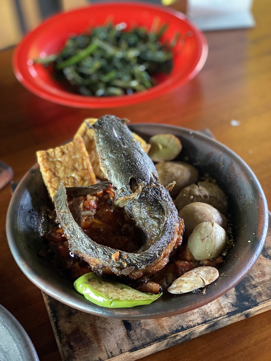 javafoodie_'s tweet image. Sesuai janji aku share, kemarin siang makan di warung Sambal Gami Bu Sumar yang buka dibekasnya Sowak Concat (RIP 😢)

Ini sambel dari bontang yg cara buatnya dimasak di atas cobek panas dari awal ampe akhir, pake terasi bontang sm tomat yg berlimpah.

Laukny dr lele,jeroan, ayam