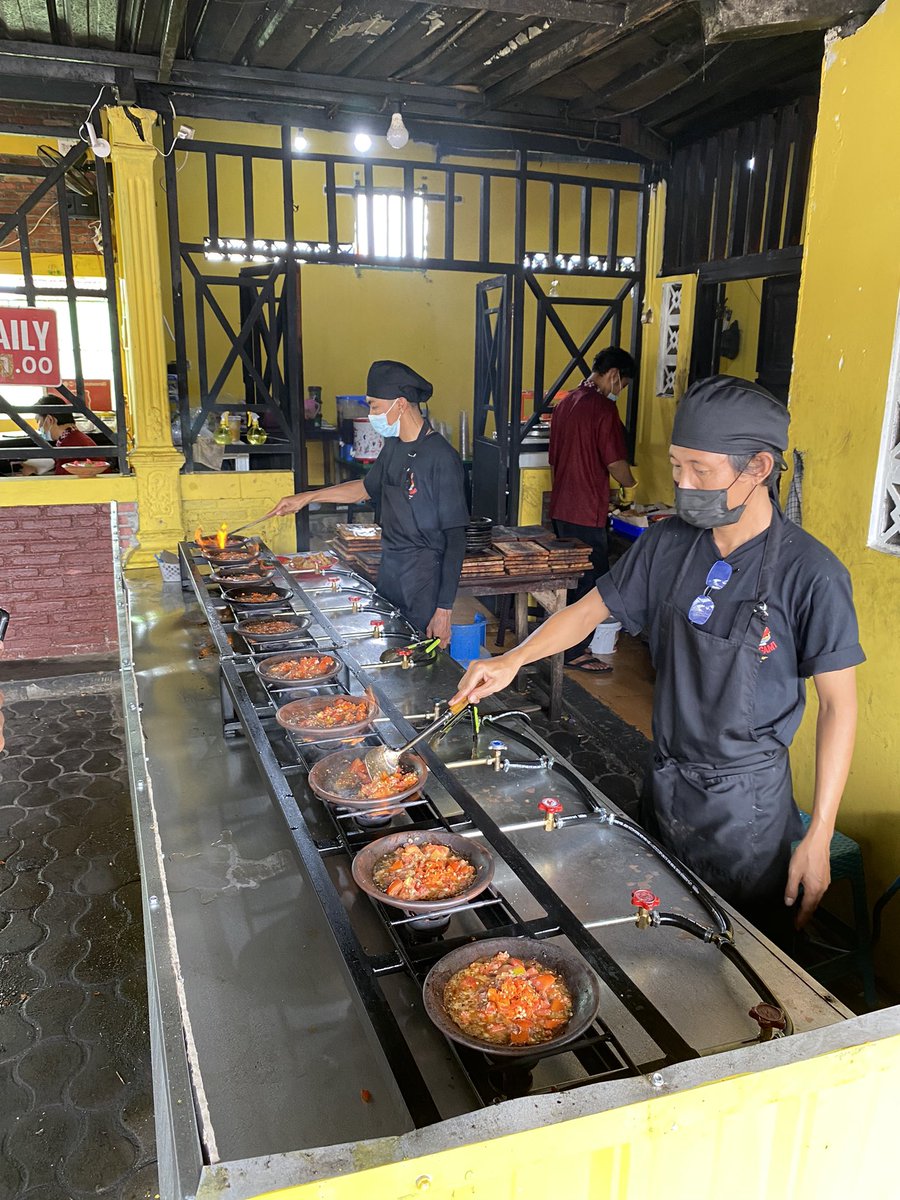 javafoodie_'s tweet image. Sesuai janji aku share, kemarin siang makan di warung Sambal Gami Bu Sumar yang buka dibekasnya Sowak Concat (RIP 😢)

Ini sambel dari bontang yg cara buatnya dimasak di atas cobek panas dari awal ampe akhir, pake terasi bontang sm tomat yg berlimpah.

Laukny dr lele,jeroan, ayam