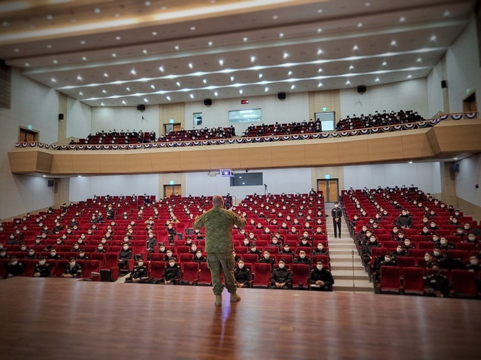 UN_Command's tweet photo. This week, the #UNC🇺🇳 Deputy Commander delivered a special lecture at the ROK🇰🇷 Naval Academy on leadership. There, he shared insights &amp; lessons learned from his career in the @Australian_Navy to support development of the next generation of military leaders on the Peninsula. https://t.co/gVX9eiEYBe