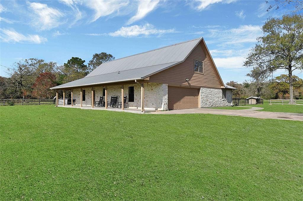 TxHorseProperty's tweet photo. SHEPHERD, EAST TEXAS. 72 acres, 4/3.5 stone home, pool. 2nd living area on 2nd floor. 40x60 barn w/carport, 3 livestock shelters, tack room. Arena w/2 chutes & team roping box. 2nd barn, cow pens. $800K #txhorseproperties #shepherdtx #easttexas https://t.co/N6d6Jbk6kX https://t.co/InDP85FhCU