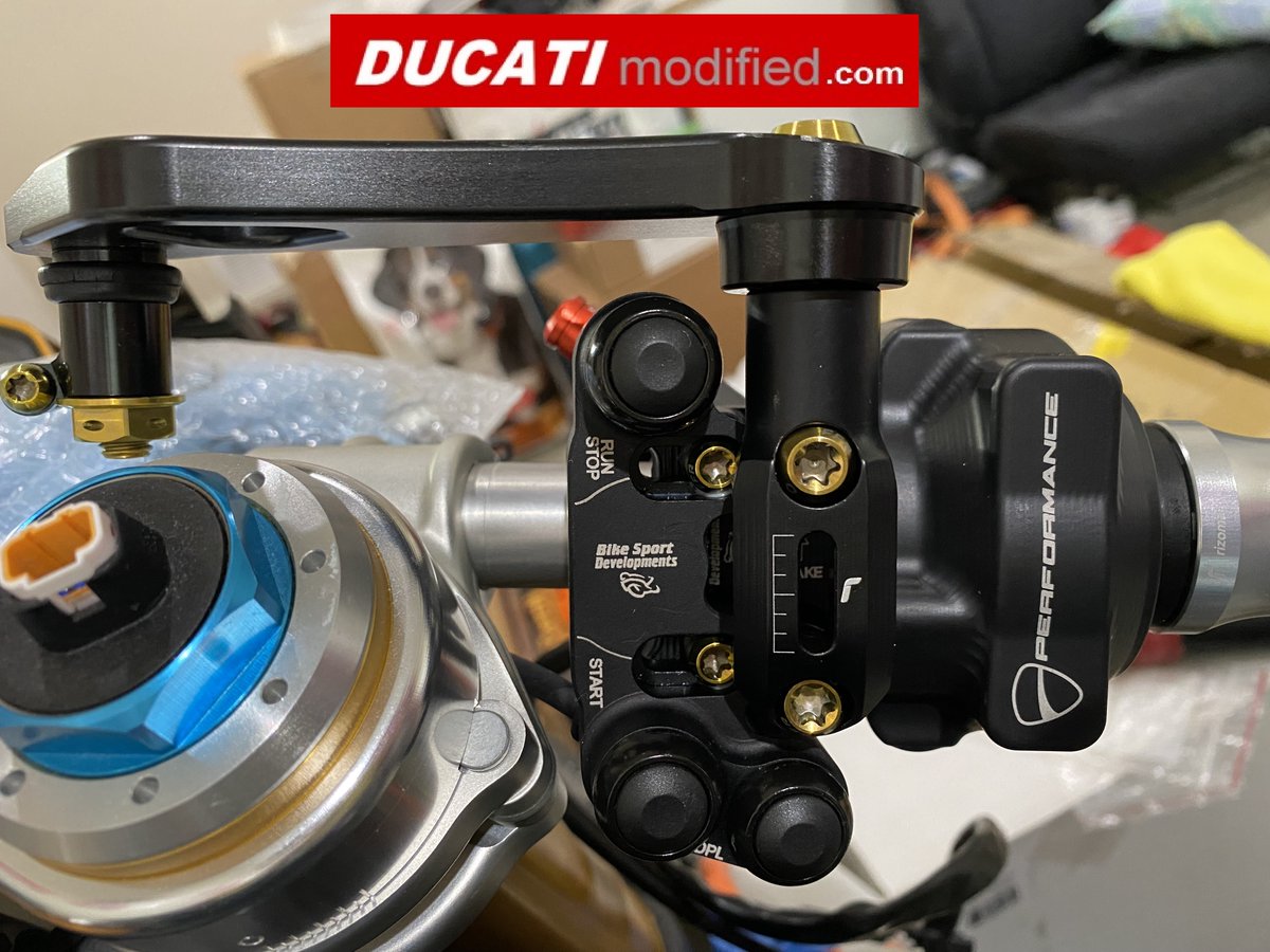 Custom #bikesportdevelopments right switches with #rizoma, cerakoted #ducabike Billet Throttle Housing #ducatipanigalev4, #brembo RCS19CorsaCorta Master Cylinder, #proti Ti Bolts #ducatimodified #ducatimodifiedforum DUCATIMODIFIED.com
Ducati Panigale V4 25° Anniversario 916