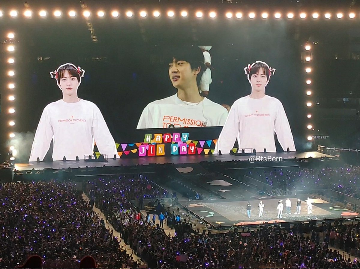 BtsBern's tweet photo. Happy birthday to our Moon #JIN! Still unbelievable that I got to sing Happy Birthday to you last night at the concert! You deserve only the best WWH! LOVE YOU! @BTS_twt
#HappyBirthdayJin #HappyJinDay  #PTD_ON_STAGE_LA #PTD_ON_STAGE_LA_D4 https://t.co/VowknIEutK