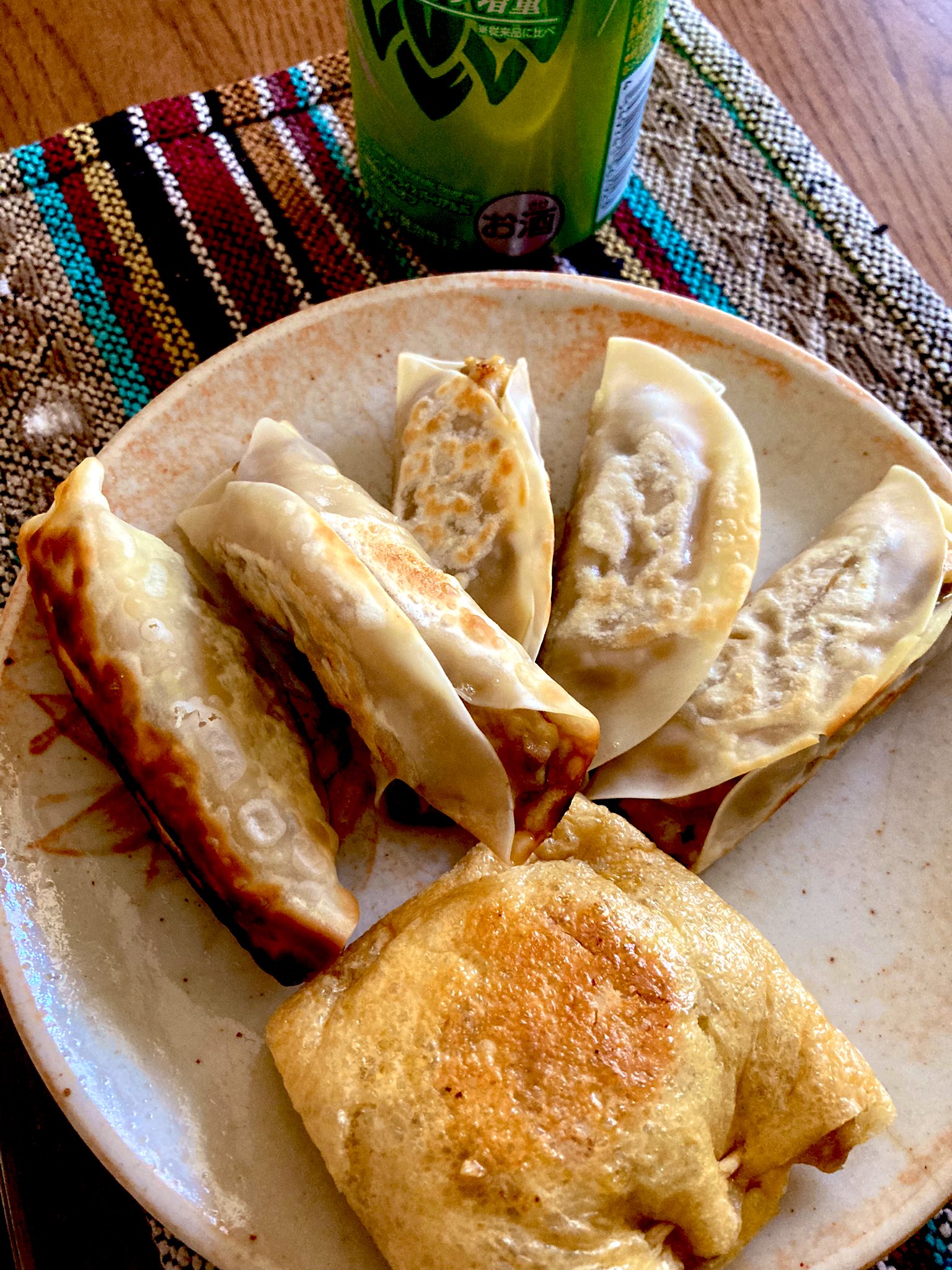 チベタンcamp 蛮家 今朝の朝呑みは鰯の餃子です 昨日鰯のムニエルにしましたが残りの鰯は叩いて味噌仕立ての餡にして餃子にしました 皮が無くなったので残りは油揚げに入れて焼きました 安い発泡酒もすすむすすむで朝から500を2缶呑めました 朝呑み