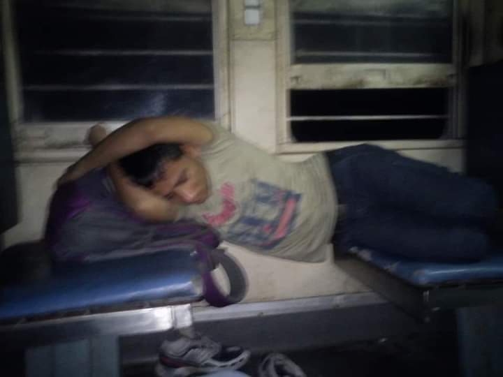 Deepakpathak2's tweet image. ये फ़ोटो उन दिनों की है जब हम बेरोजगार हुआ करते थे, सीट बुक करने की बात दूर, किराये के पैसे भी बड़ा सोच समझ कर उठाते थे,
ये फोटो अनजाने में किसी दोस्त ने खींची थी, और मुझे नौकरी लगने के बाद शेयर की थी, ये शायद देख के आप में से काफी लोगो को हँसी आ जाये, पर कुछ को आपने दिन जरूर याद