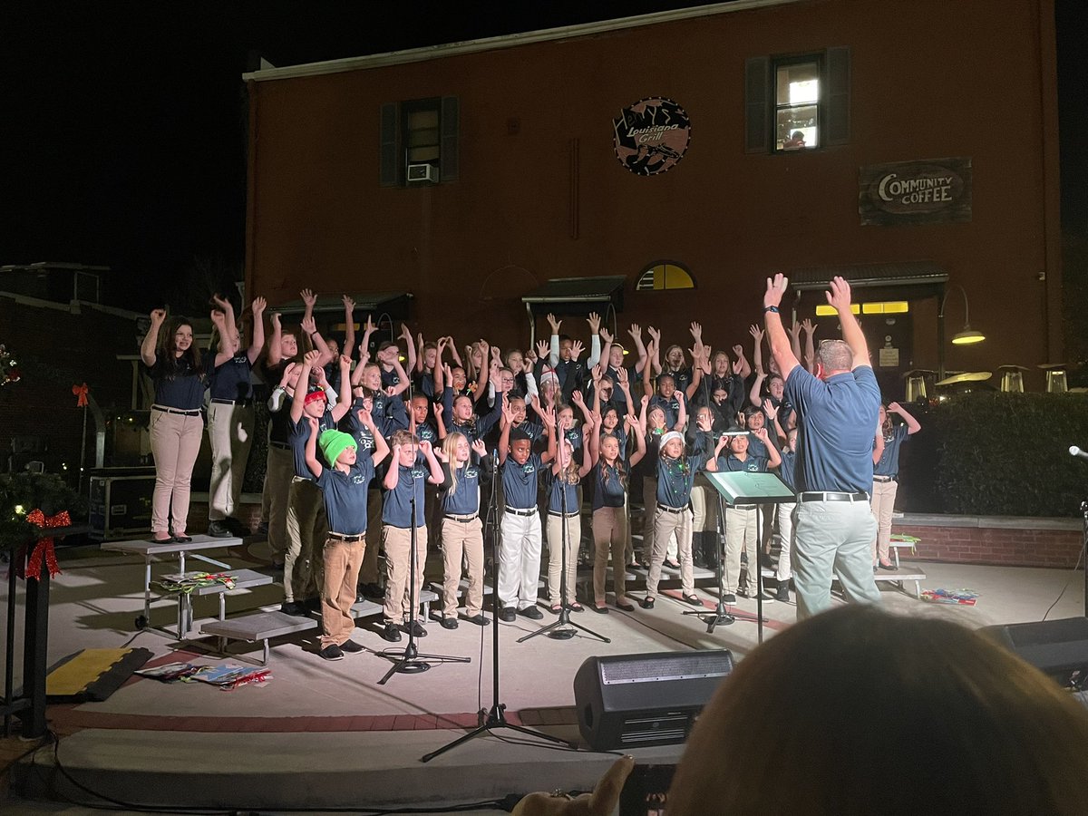 v_musicprogram's tweet photo. So proud of these kiddos! The Voices of Vaughan put on a holiday performance for Santa’s Arrival in Acworth tonight, and did amazing. Love seeing all of their hard work pay off! https://t.co/O1j5R1RTlL