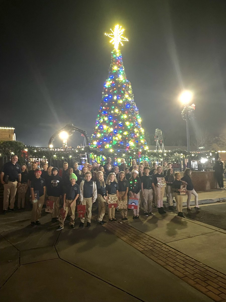 v_musicprogram's tweet photo. So proud of these kiddos! The Voices of Vaughan put on a holiday performance for Santa’s Arrival in Acworth tonight, and did amazing. Love seeing all of their hard work pay off! https://t.co/O1j5R1RTlL