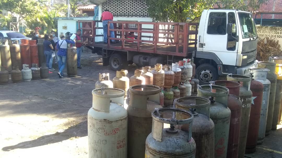matea9620's tweet photo. Hoy gracias a las politicas de nuestro presidente @NicolasMaduro y a nuestro gobernador @FreddyBernal y @GasTachira fueron beneficiadas nuestras familias de plaza venezuela 2 clap negra matea  gracias por esta ecxelente labor cumplida para nuestra comunidad #soycomunicadorclap https://t.co/aOHtJeEkii
