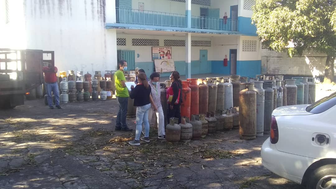 matea9620's tweet photo. Hoy gracias a las politicas de nuestro presidente @NicolasMaduro y a nuestro gobernador @FreddyBernal y @GasTachira fueron beneficiadas nuestras familias de plaza venezuela 2 clap negra matea  gracias por esta ecxelente labor cumplida para nuestra comunidad #soycomunicadorclap https://t.co/aOHtJeEkii