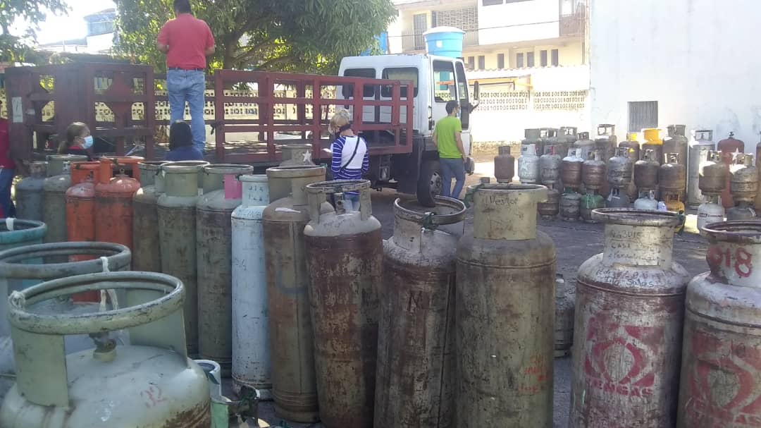 matea9620's tweet photo. Hoy gracias a las politicas de nuestro presidente @NicolasMaduro y a nuestro gobernador @FreddyBernal y @GasTachira fueron beneficiadas nuestras familias de plaza venezuela 2 clap negra matea  gracias por esta ecxelente labor cumplida para nuestra comunidad #soycomunicadorclap https://t.co/aOHtJeEkii