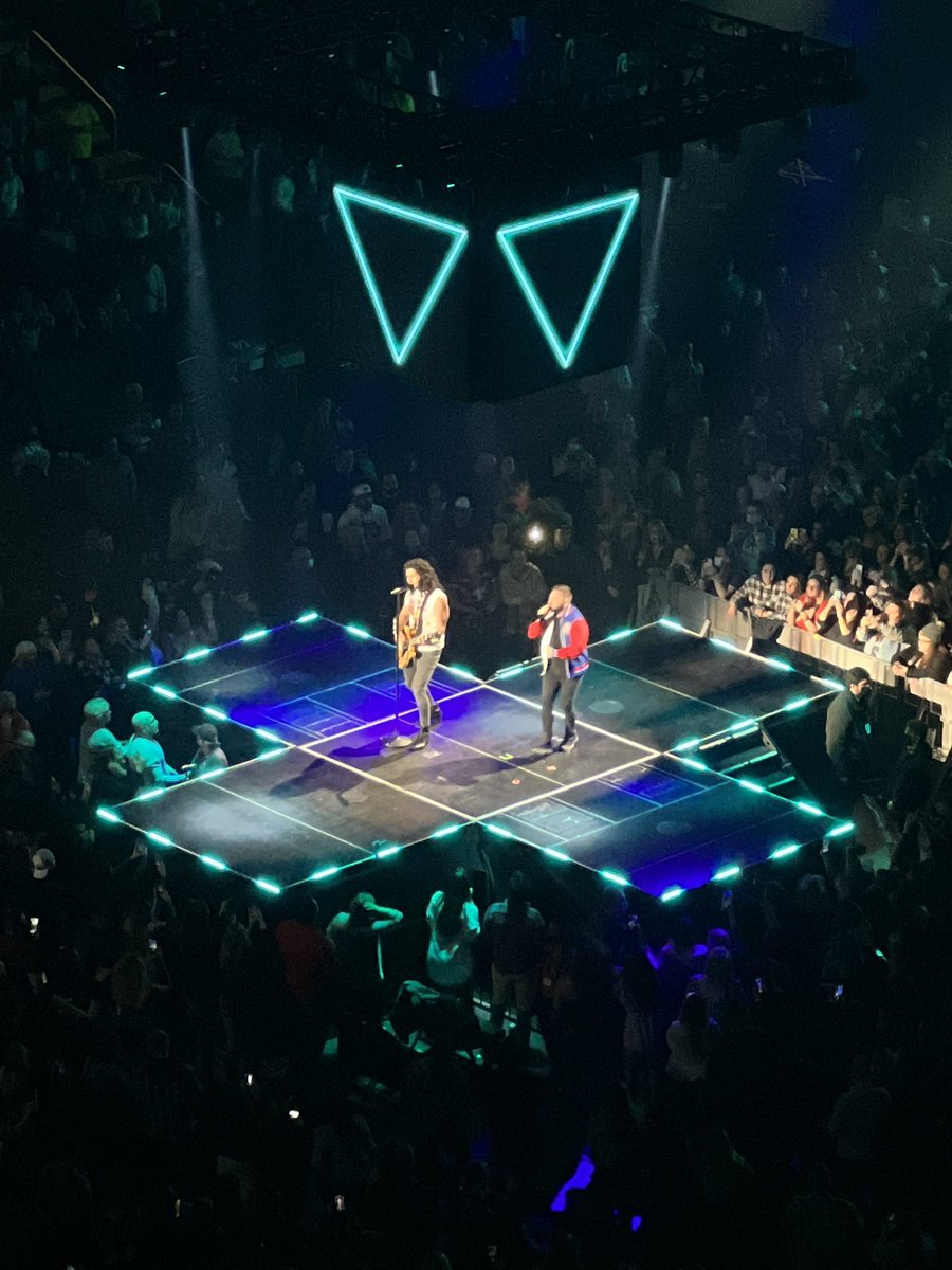 3_325thAirborne's tweet photo. @DanAndShay had by far the best opening of any concert!!  @LCArena_Detroit @SXMTheHighway @stormewarren #BackInConcert #SoldOutArena #countryConcert @Ticketmaster @VetTix https://t.co/Yi4l74KeK9