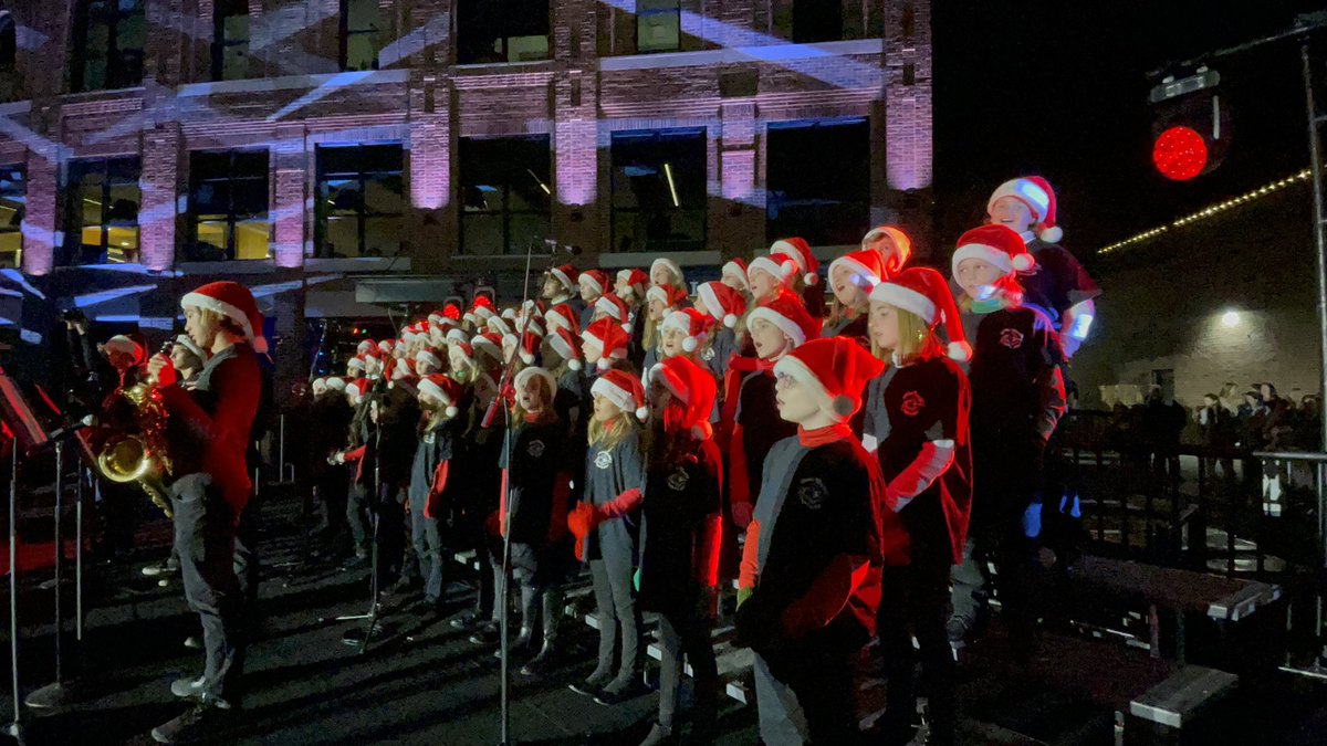 fssdFIS's tweet photo. Honors Choir kicked off @CityOfFranklin’s Christmas Tree Lighting on the Square! ❤️❤️❤️ getting to perform for our city! #BulldogBEST #RISE https://t.co/ki1zti95de