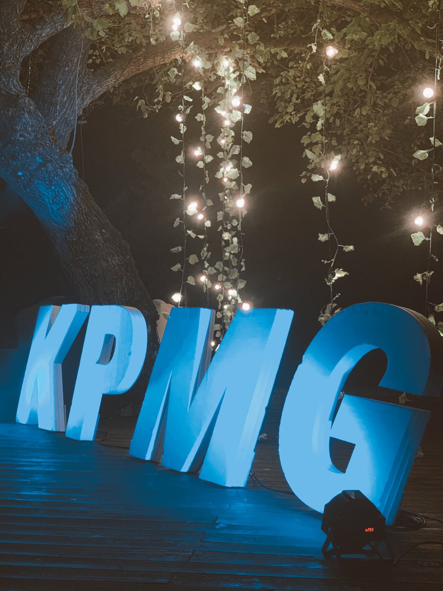 ClemenPintos's tweet photo. Ayer a la noche celebramos el cierre del 2021 y los 75 años de @KPMGUruguay. Que sean muchos más, llenos de éxitos! 🥂🪅 https://t.co/SF3sxYooJu