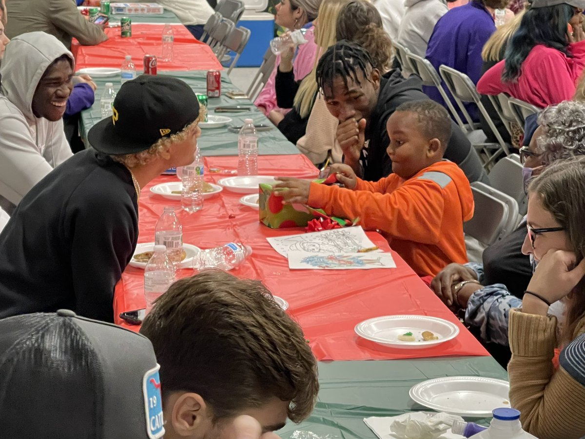 UNA_Basketball's tweet photo. We had a really great time tonight‼️

What an awesome event hosted by @UNABCM 🎄🎅🏼

#StalkAndAmbush | #RoarLions 🦁🔥 https://t.co/tbeSO2A6yC