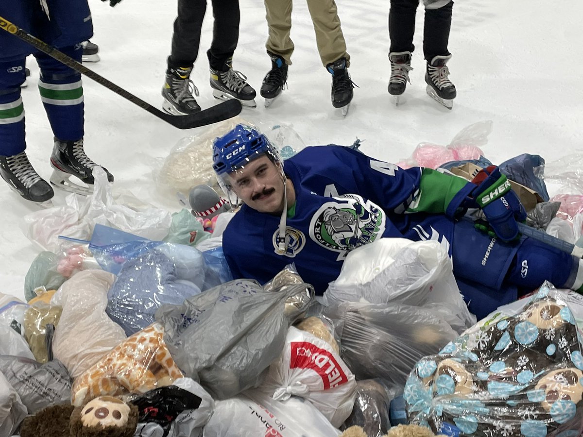 SJHL_Mustangs's tweet photo. .@Scherger9 is Mr. Teddy Bear 2021!!!!!

Although it’s 2-1 Terriers after 1. 

1st Period Goals:

🐎: Tye Scherger (3rd)

🐕: Carson Henry, Steven Norum

Shots: 12-5 https://t.co/1f0avfkFV8
