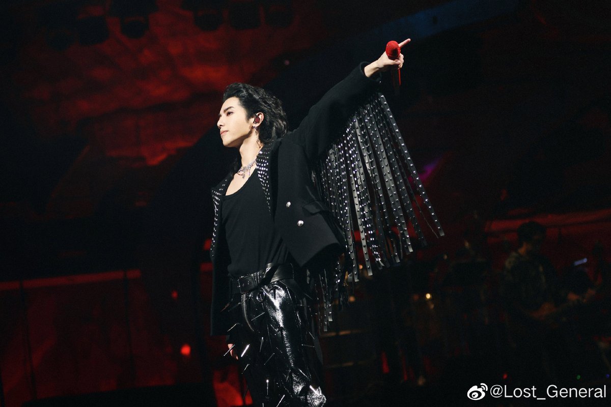 HuaHua__twt's tweet photo. Lost_General微博更新华晨宇相关:
#LOSTGENERAL
Lost General 为华晨宇“火星乐园”特别设计舞台造型
转身矗立山峰的时候,我们的新世界广阔无垠!华晨宇身穿LOST GENERAL专属定制流苏铆钉夹克带领火星家族迎来“新世界”,造型以立体版型配合利落剪裁为基础,领口后背以铆钉元素贯穿, https://t.co/Yypg4v271h