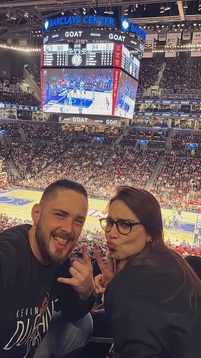 Rakelsm2's tweet photo. #embrancethelights with @Alvaritovich   🏀✌🏻 https://t.co/VzVBMXjezj
