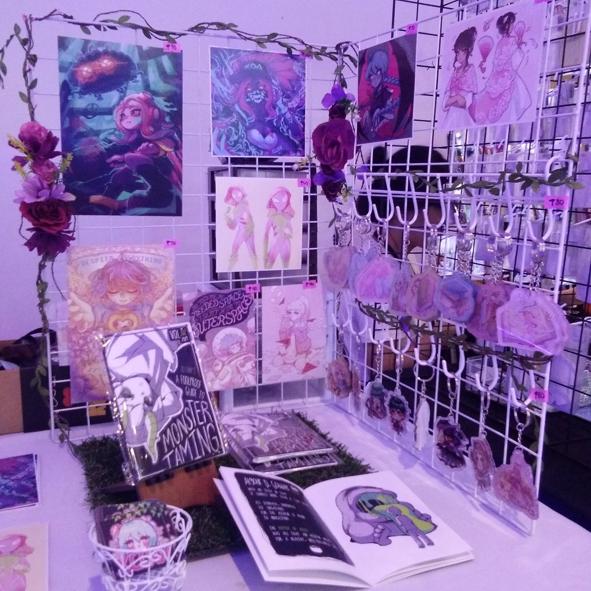 Missing cons hour 🥺
One of my fav parts was coming really early to set up the booth and placing prints like it's a tetris puzzle 