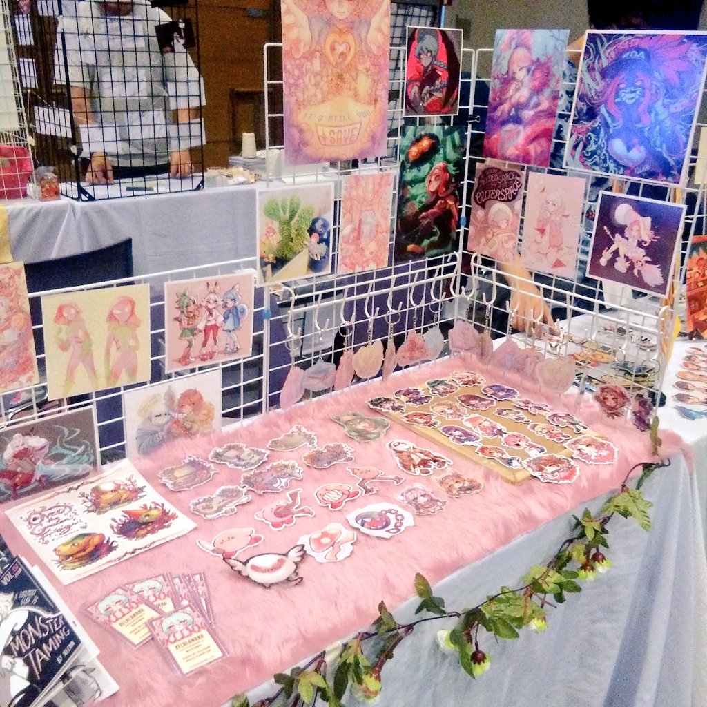 Missing cons hour 🥺
One of my fav parts was coming really early to set up the booth and placing prints like it's a tetris puzzle
