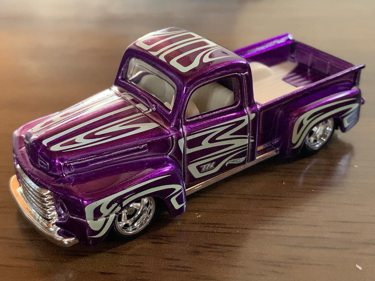 スートレの塗装見てみたら、ベーシックと同じでした。
僕は、リアルライダーと同じ塗装かなと思ってました(^_^;)