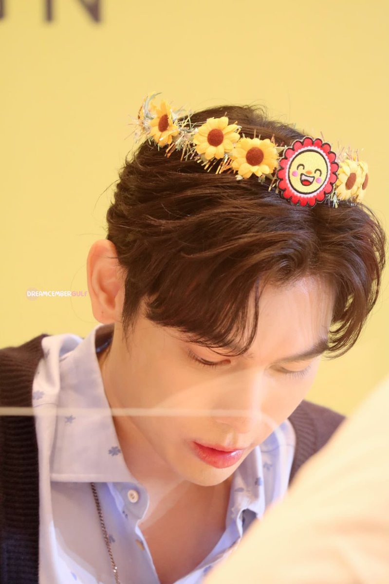 yeolboii's tweet photo. sunflowie and sun 😭☀️🌻 https://t.co/RCB2htl5e0