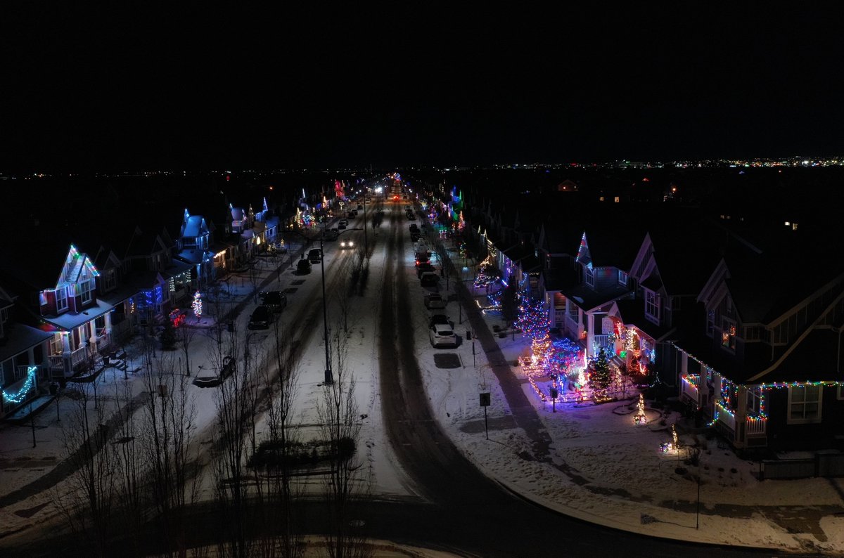 onabust's tweet photo. It's Christmas time in the city !! #RingALing https://t.co/fu7xBMC5kW