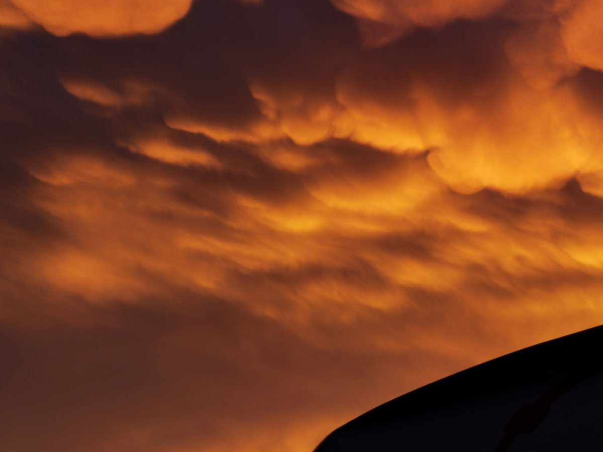 yobroyolo's tweet photo. How the clouds actually looked 👀 https://t.co/N2f3sl1Ofn